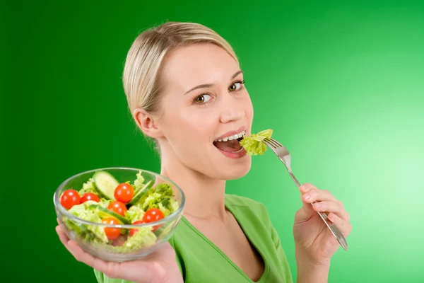 Stile di vita sano - donna che tiene l'insalata vegetale Fotografia Stock