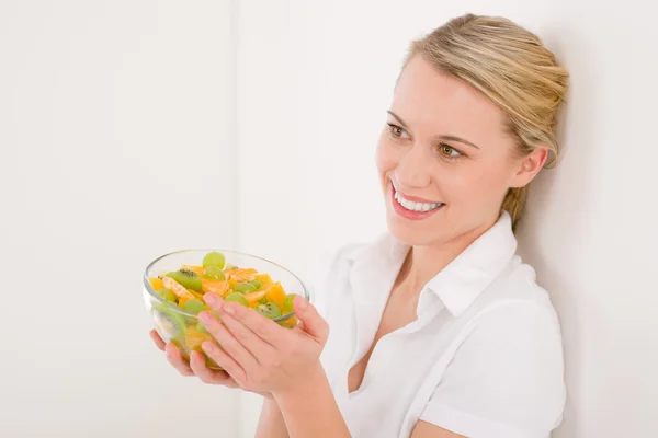 健康的生活方式-女人控股碗与水果沙拉 免版税图库照片