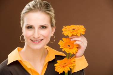 romantik kadın çiçek tutun gerbera papatya
