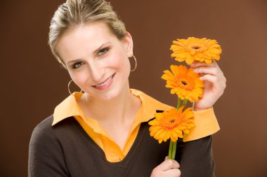 romantik kadın çiçek tutun gerbera papatya