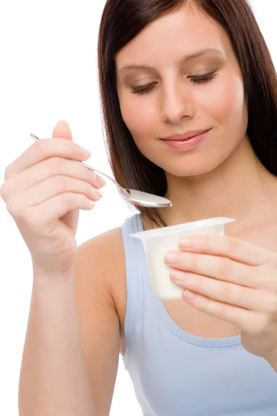 健康的生活方式-女人吃酸奶 — 图库照片