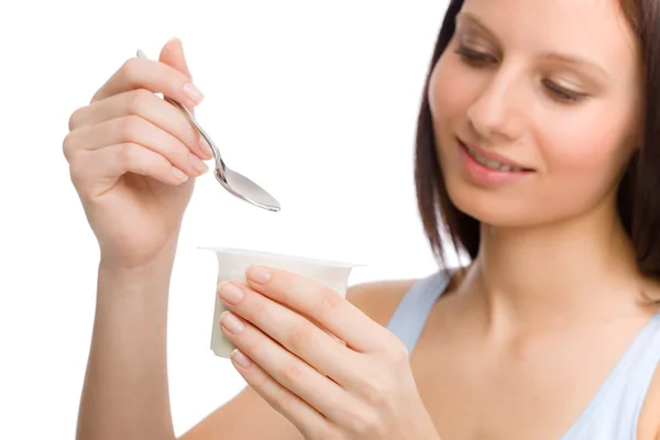 Estilo de vida saudável - mulher come iogurte — Fotografia de Stock
