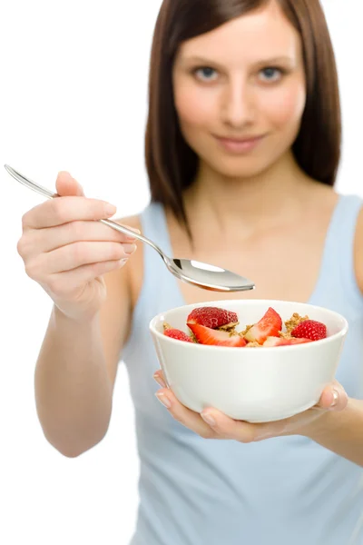 健康的生活方式-女人吃草莓麦片粥 — 图库照片