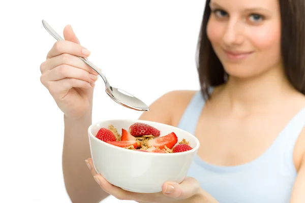 Estilo de vida saludable - la mujer come cereal de fresa — Foto de Stock