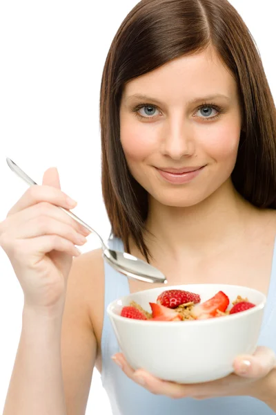 Estilo de vida saudável - mulher come cereais de morango — Fotografia de Stock
