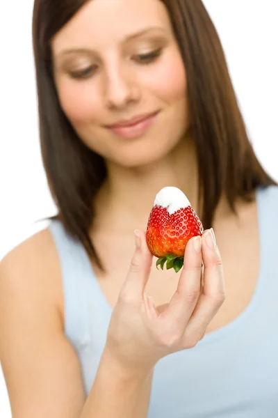 Estilo de vida saudável - mulher come morango — Fotografia de Stock