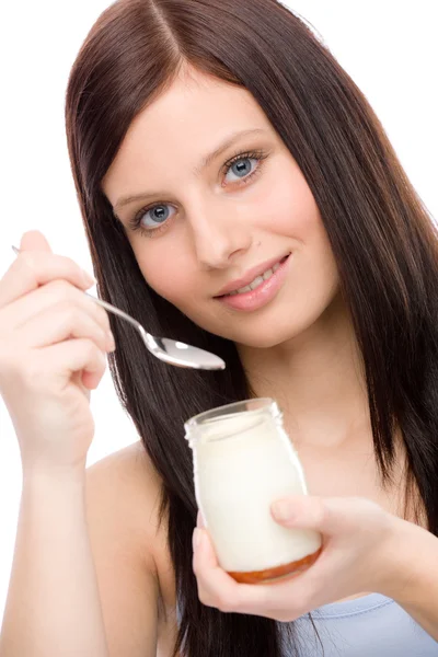 Здоровий спосіб життя - жінка їсть йогурт — стокове фото