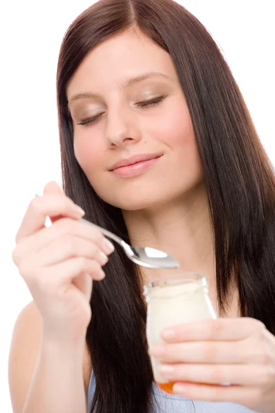 Gezonde levensstijl - vrouw genieten van yoghurt — Stockfoto