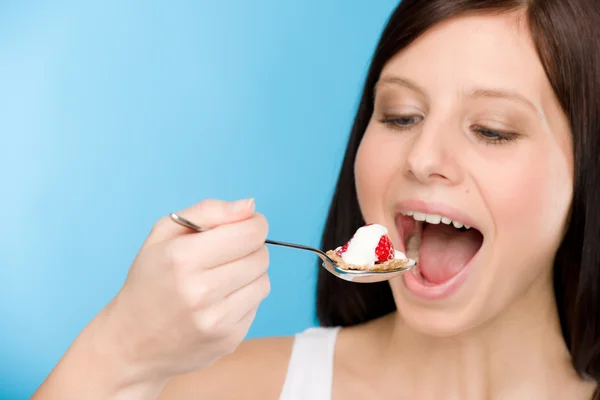 Egészséges életmód - nő enni gabona joghurt — Stock Fotó
