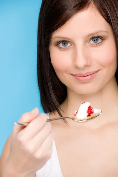 Estilo de vida saudável - mulher come iogurte de cereais — Fotografia de Stock