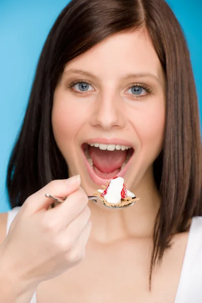 Estilo de vida saudável - mulher come iogurte de cereais — Fotografia de Stock