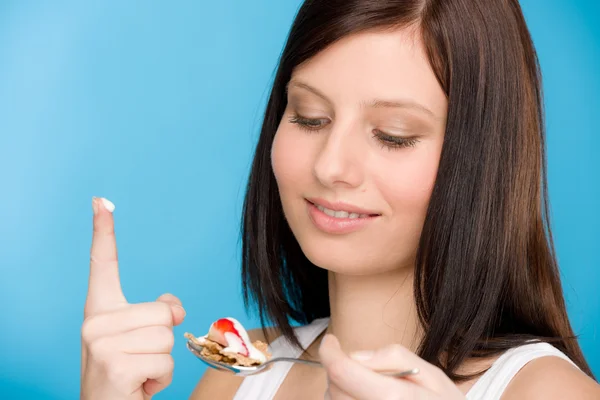 Hälsosam livsstil - kvinna äta spannmål yoghurt — Stockfoto