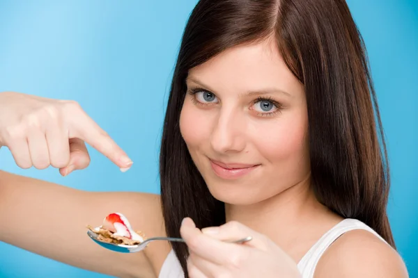 Estilo de vida saludable: la mujer come yogur de cereales — Foto de Stock