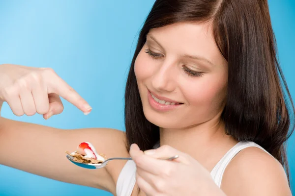 Здоровий спосіб життя: жінка їсть кедровий йогурт — стокове фото