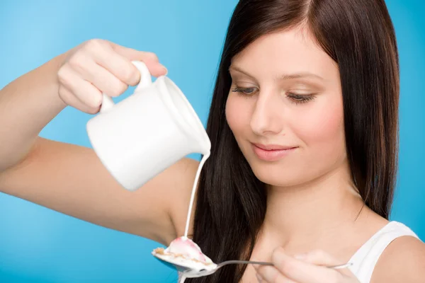 健康的生活方式-年轻女子倒牛奶麦片 — 图库照片
