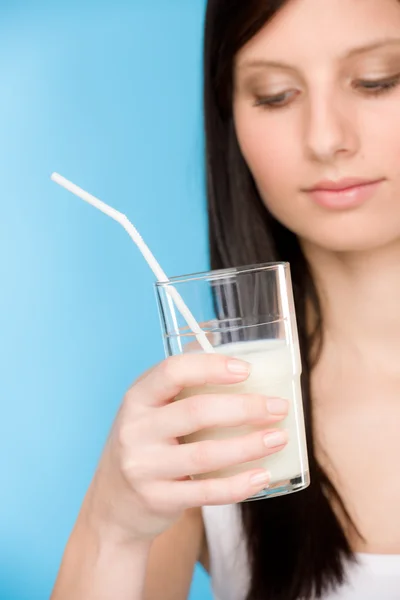 Estilo de vida saludable - mujer beber leche desayuno — Foto de Stock