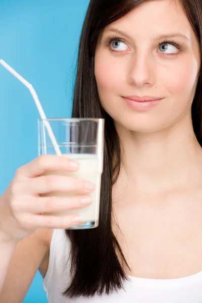 Здоровий спосіб життя - жінка п'є молочний сніданок — стокове фото