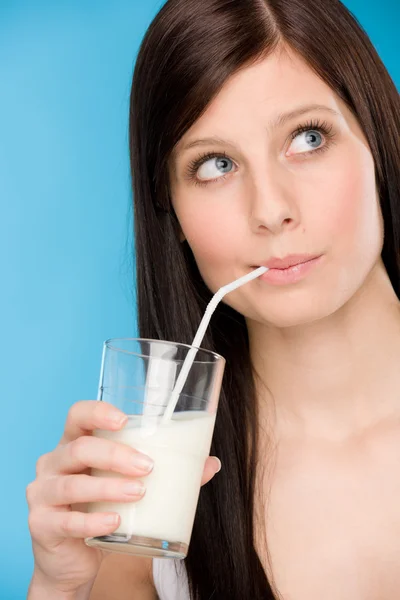건강 한 라이프 스타일-여자 음료 우유 아침 식사 — 스톡 사진