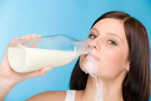 Gesunde Lebensweise - Frau trinkt Milchfrühstück — Stockfoto