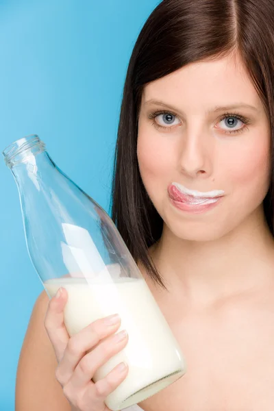 Hälsosam livsstil - kvinna dricka mjölk frukost — Stockfoto