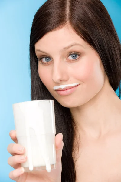 健康的生活方式-女人喝牛奶早餐 — 图库照片
