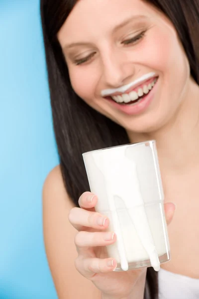Hälsosam livsstil - kvinna dricka mjölk frukost — Stockfoto
