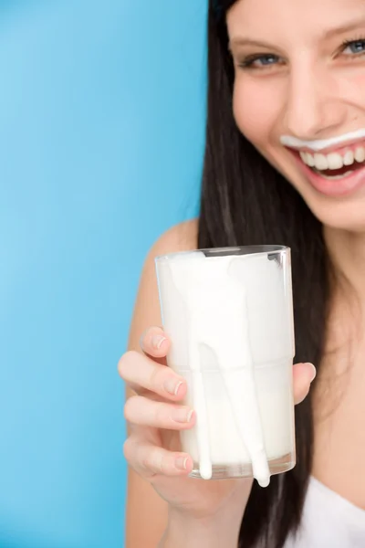 Estilo de vida saudável - mulher beber café da manhã leite — Fotografia de Stock