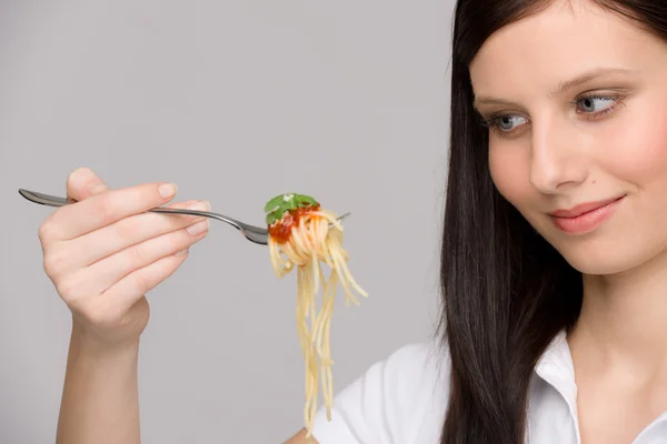 Italské potraviny - zdravá žena jíst špagety omáčkou — 图库照片