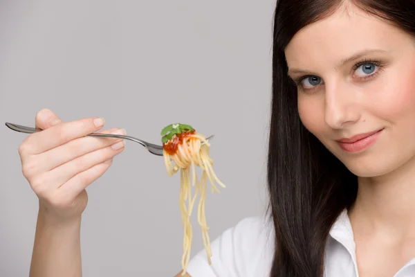 Italiensk mat - frisk kvinna äta spagetti sås — Stockfoto