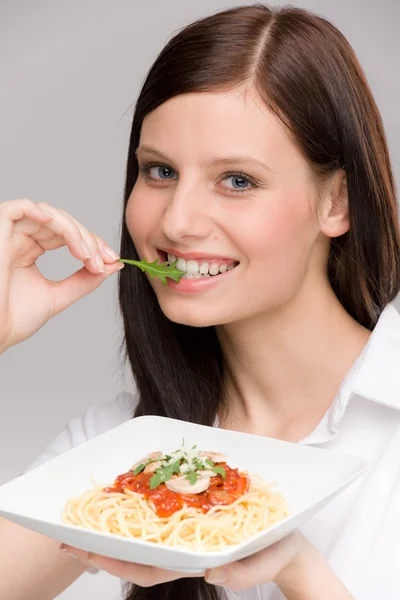 Italiensk mat - stående frisk kvinna spaghetti意大利食品-肖像的健康女性意粉 — 图库照片