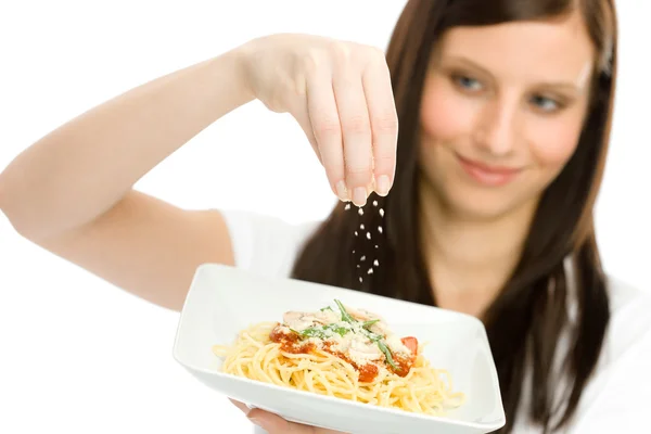 Comida italiana - salsa de queso rallado de espaguetis mujer —  Fotos de Stock