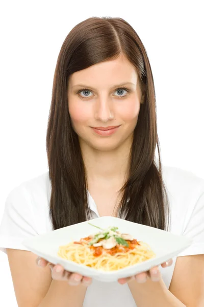 Italiensk mat - stående kvinna spaghetti sås — Stockfoto