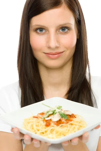 Итальянская кухня - портрет женщины соус спагетти — стоковое фото