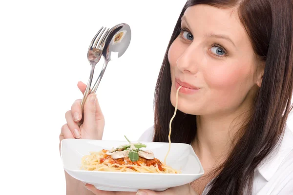 Italiensk mat - stående kvinna äta spagetti sås — Stockfoto