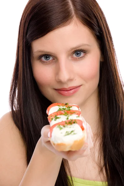 Gesunder Lebensstil - Frau genießt Caprese-Sandwich — Stockfoto