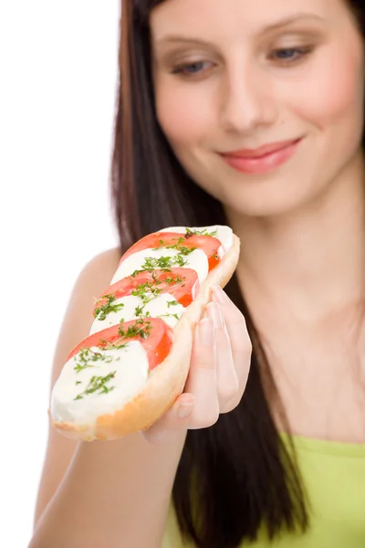 Hälsosam livsstil - kvinna njuta av caprese smörgås — Stockfoto