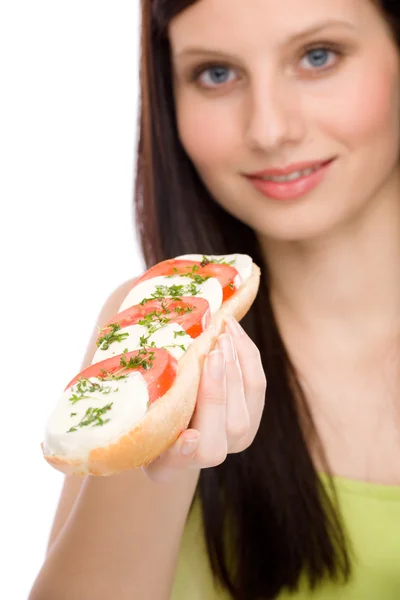 Sağlıklı yaşam - kadın zevk caprese sandviç — Stok fotoğraf