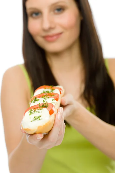 健康的なライフ スタイル - 女性のカプレーゼ サンドイッチをお楽しみください。 — ストック写真