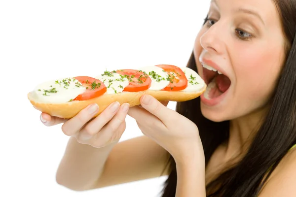Terveellinen elämäntapa - nainen syö caprese sandwich — kuvapankkivalokuva