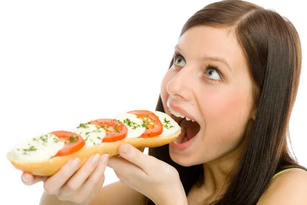 Здоровий спосіб життя - жінка їсть бутерброд з капрезе — стокове фото