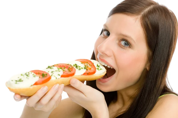 健康的生活方式-女人吃沙拉三明治 — 图库照片