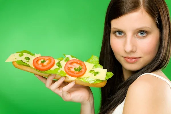 健康的なライフ スタイル - 女性はチーズのサンドイッチをお楽しみください。 — ストック写真