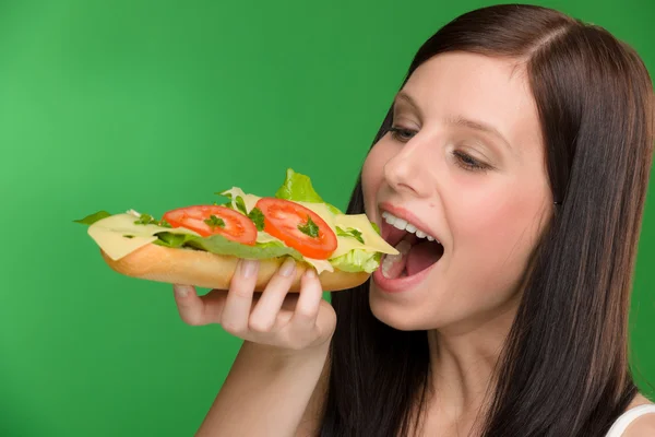 健康的生活方式-女人咬奶酪三明治 — 图库照片