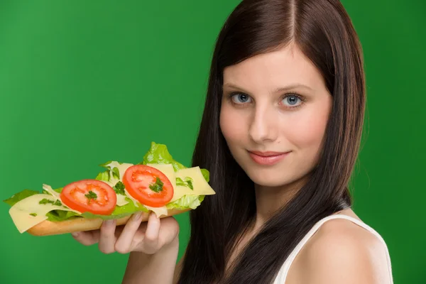 Здоровый образ жизни - женщина наслаждается сэндвичем с сыром — стоковое фото