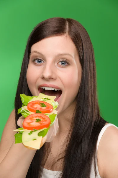 Здоровий спосіб життя - жінка насолоджується сирним бутербродом — стокове фото