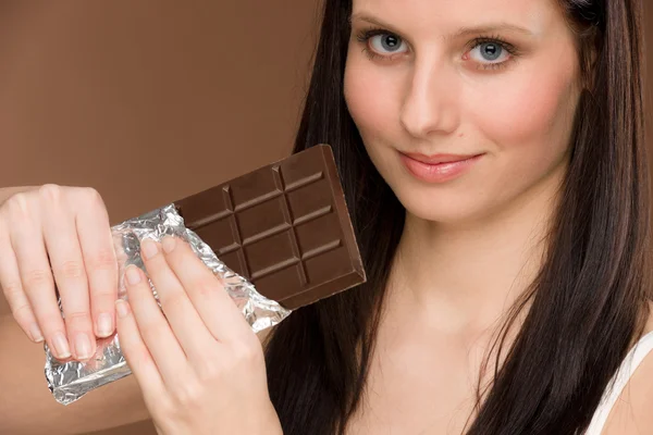 巧克力-肖像年轻女子咬糖果 — 图库照片