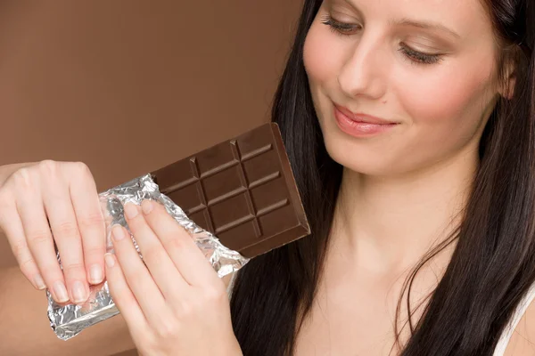 Chocolate - retrato jovem mulher morder doces — Fotografia de Stock