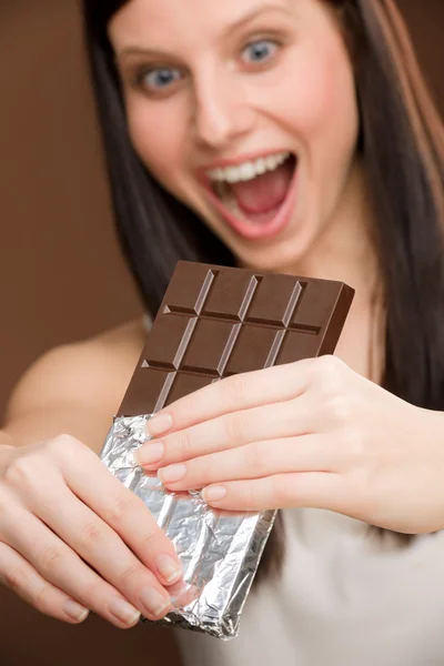 Cioccolato - ritratto giovane donna morde dolci — Foto Stock