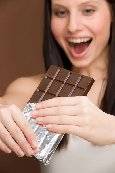 Chocolat - portrait jeune femme mordre bonbons — Photo