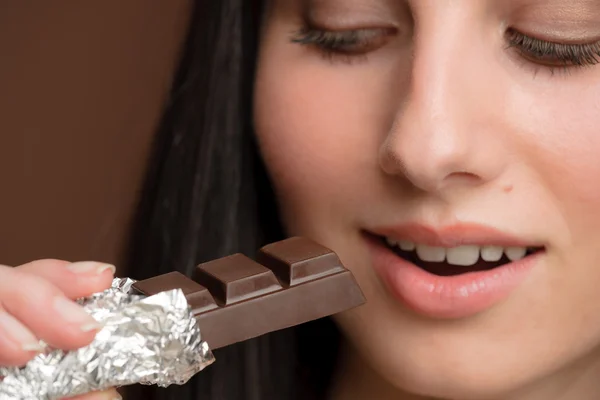 Cioccolato - donna close-up mordere dolci — Foto Stock